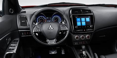Interni Mitsubishi ASX moderna con schermo infotainment