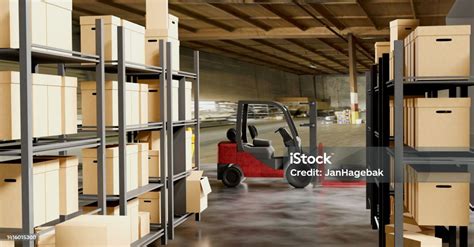 Magazzino logistico con carrelli elevatori