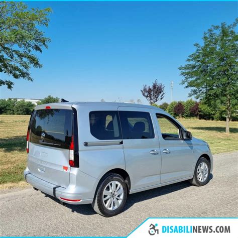 Volkswagen Caddy passo corto in ambiente urbano
