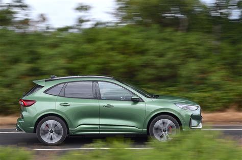 Ford Kuga ST di prima generazione in azione su strada