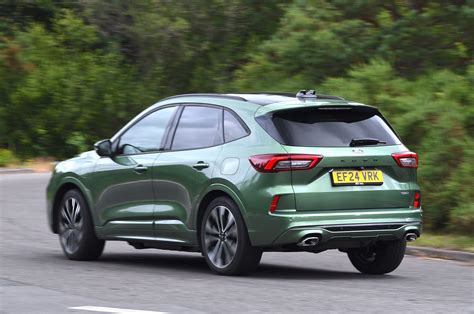 Immagine stilizzata dello splitter anteriore su una Ford Kuga ST