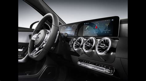 interfaccia digitale dell'assistente MBUX su cruscotto Mercedes