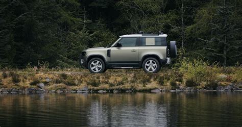 Immagine di un Land Rover Defender in ambiente fuoristrada