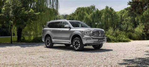 Confronto visivo tra un'auto sportiva con seduta bassa e un SUV con seduta alta