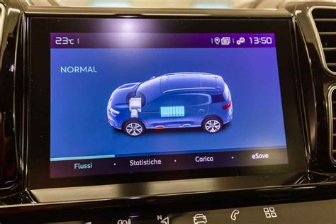Interni di un'auto usata moderna con display digitale