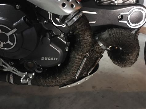 Dettaglio di un motore customizzato con collettori di scarico avvolti in bende termiche nere