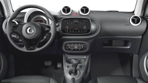 Vista interna della Smart Fortwo 453 con cruscotto e volante