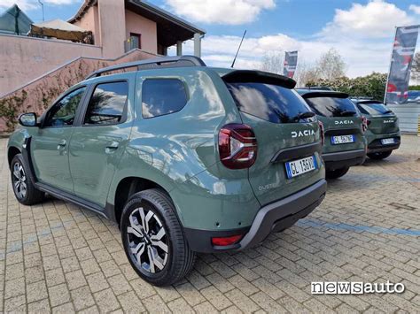 Dacia Duster su strada sterrata che evidenzia l'altezza da terra