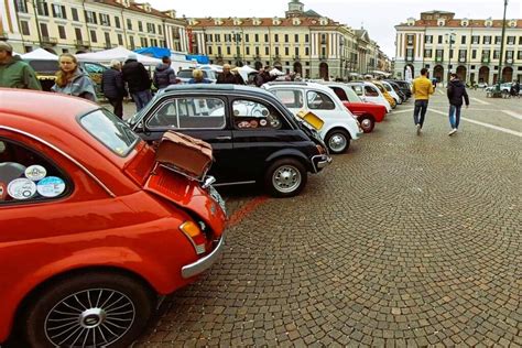 Immagine di auto d'epoca radunate per un evento