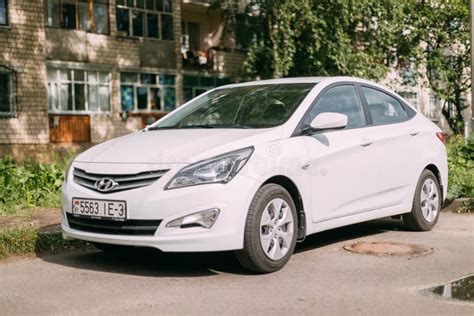 Hyundai Accent berlina in strada