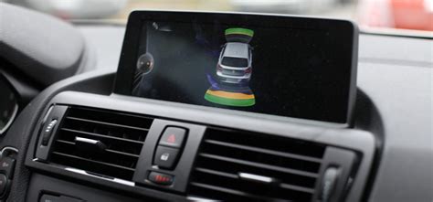 Schema grafico che illustra il raggio d'azione dei sensori di parcheggio BMW