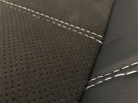 Campioni di tessuti per coprisedili auto: ecopelle, alcantara, tessuto