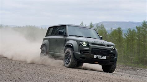 Land Rover Defender che attraversa un paesaggio fuoristrada