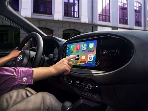 Interfaccia touchscreen di un'auto Toyota con profili utente