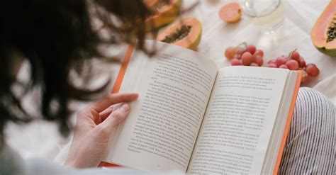 Persona che legge un libro