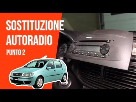 Interno di una Fiat Punto con l'autoradio di serie