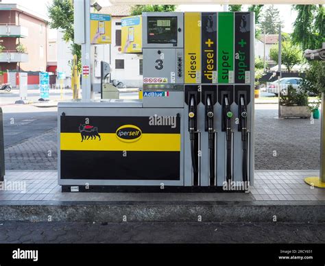Pompa di benzina con opzioni di carburante additivato