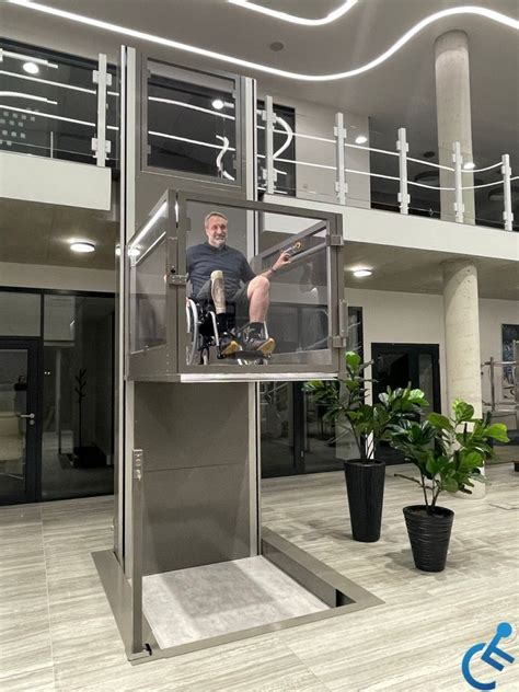 Piattaforma elevatrice Bär Cargolift montata su un furgone