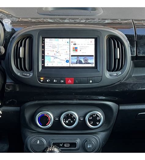 Schermata di un car tablet installato su Fiat 500L che mostra un'applicazione di navigazione