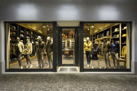 Vetrina di un negozio di lusso con borse in pelle
