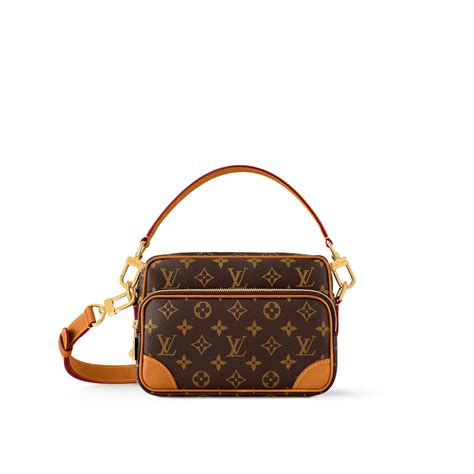 Dettaglio ravvicinato della texture di una borsa in pelle di alta qualità