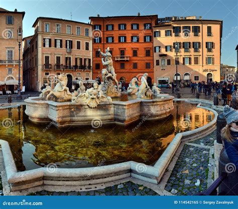 La Fontana del Nettuno protetta durante la guerra