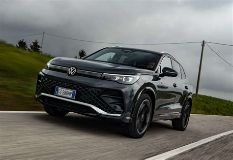 Volkswagen Tiguan R-Line in azione su strada