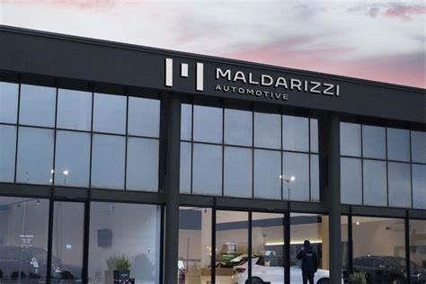 Immagine di un consulente Maldarizzi Automotive che mostra un'auto Mercedes-Benz a un cliente