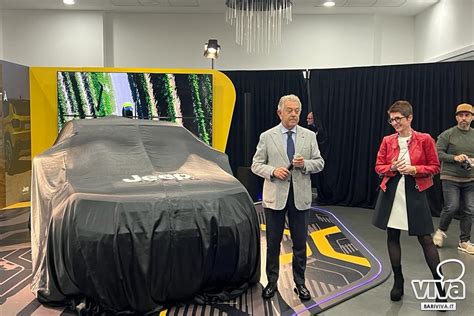 Interno di uno showroom Maldarizzi Automotive con diverse auto esposte