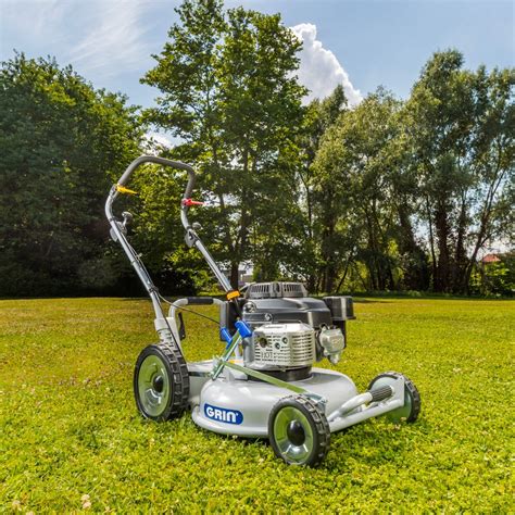 Tagliaerba con trazione integrale 4WD su terreno in pendenza