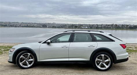 Audi A6 allroad quattro in ambiente naturale