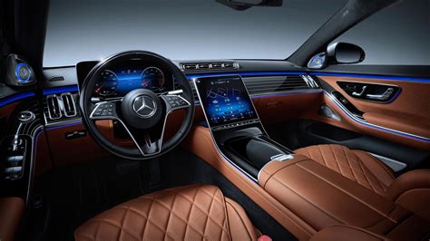 interno di una vettura Mercedes-Benz con display tecnologico