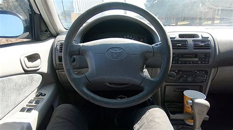 Toyota Corolla 2001 dashboard con componenti evidenziati