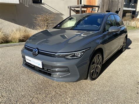 Volkswagen Golf 8 eHybrid in ricarica con cavo