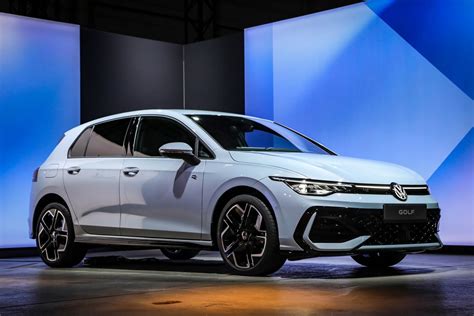 Volkswagen Golf 8 eHybrid in ambiente urbano
