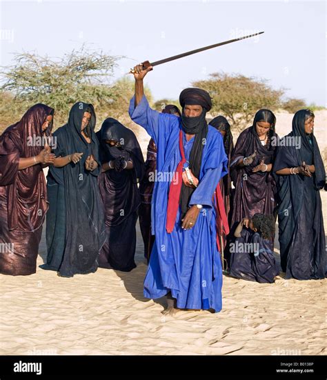 Gruppo di Tuareg nel deserto