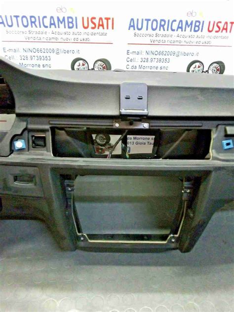 Dettaglio cruscotto BMW E90 con potenziale area di installazione LED