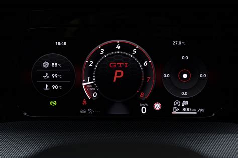 Dettaglio dell'abitacolo e del display digitale della Golf GTI