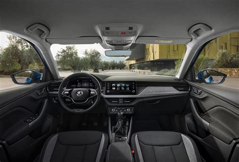 Interni della Skoda Kamiq con display touchscreen