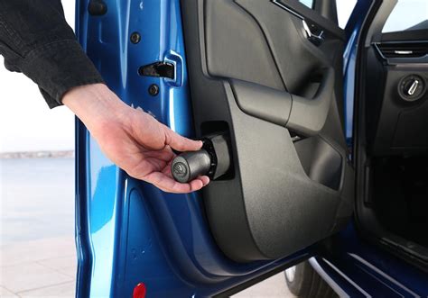 Ombrello integrato nella portiera della Skoda Kamiq