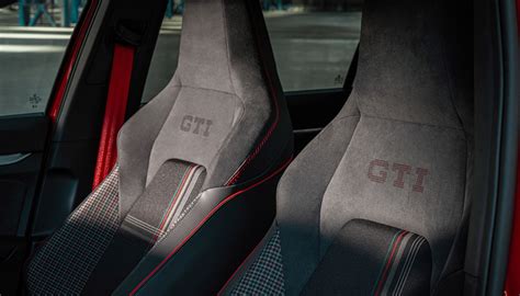 Interni Volkswagen Golf GTI con sedili scozzesi