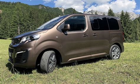 Peugeot Traveller Dangel 4x4 in azione su terreno montano