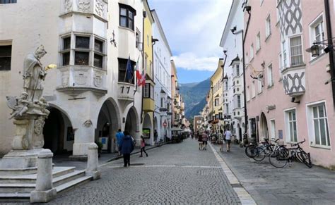 Piazza centrale di Vipiteno con il Cafe Rose in primo piano