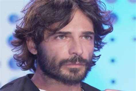 Marco Bocci in una posa cinematografica