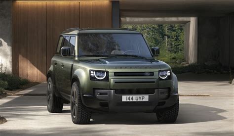 Land Rover Defender in un paesaggio rurale