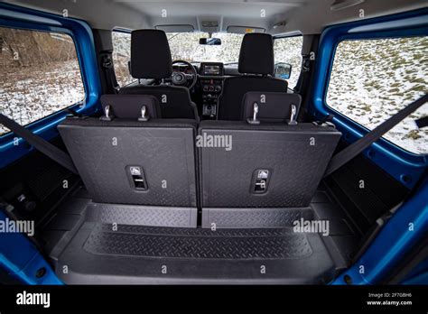 Bagagliaio Suzuki Jimny con sedili reclinati