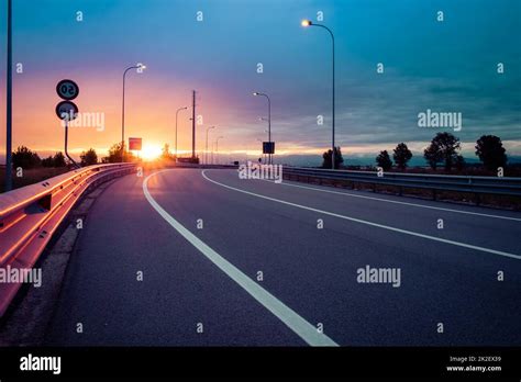 Strada provinciale pugliese al tramonto