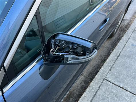 Nissan Note with damaged left mirror