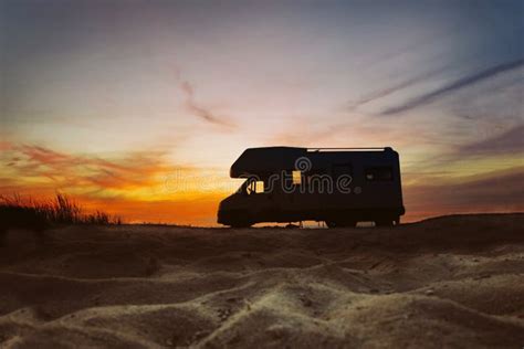 Immagine di un VW California parcheggiato in un paesaggio naturale