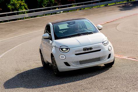 Fiat 500 Hybrid Lounge Grigio Carrara in città